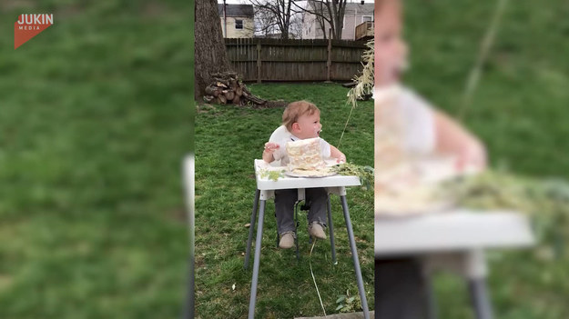 Dziecko obchodziło swoje pierwsze urodziny. Został posadzony w foteliku i postawiony przed nim został tort. Chwila wiercenia się i ciastko leciało prosto na ziemię. I wtedy do akcji wkroczył wujek. 