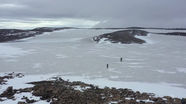 Niecodzienna uroczystość odbyła się w niedzielę przy wulkanie Okjokull niedaleko stolicy Islandii Reykjaviku. Władze tego kraju oficjalnie uhonorowały zanik lodowca na tym wulkanie i odsłoniły tablicę, będącą wezwaniem dla przyszłych pokoleń. 