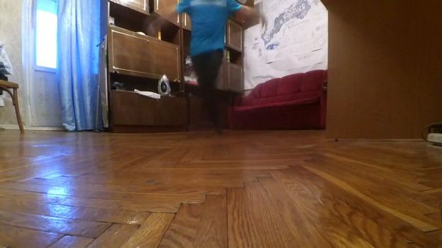 Chłopak zaczął tańczyć breakdance w domu na środku pokoju. Po chwili doszło do nieoczekiwanego finału. Zobaczcie sami.