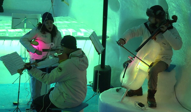 Koncert odbywający się w lodowej jaskini z użyciem instrumentów wykonanych z lodu! 