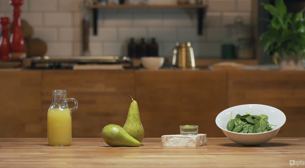 Koktajl zielony - superfood Produkty: łyżeczka młodego jęczmienia 2 garści szpinaku 2 gruszki szklanka soku jabłkowego pachnotka do dekoracji Wszystkie składniki wrzucamy do blendera i miksujemy przez około 3 min. Na koniec dekorujemy pachnotką. Smacznego!!! 