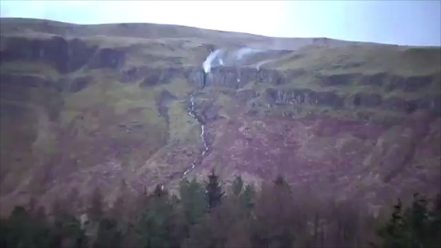 Woda w wodospadzie Jenny's Lum w Szkocji "popłynęła" w górę. To  niecodzienne zjawisko to efekt huraganu towarzyszącemu sztormowi Ciara, który przeszedł w ostatnich dniach nad Wyspami Brytyjskimi. Wodospad Jenny's Lum znajduje się w centralnej części Szkocji, w paśmie gór Campsie Fells.



