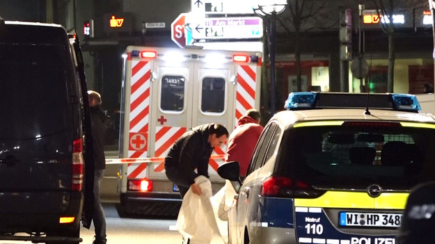 Policja prowadzi dochodzenie w sprawie strzelaniny w barze  Hanau w Niemczech. W dwóch zamachach zginęło co najmniej dziewięć osób. Zamachowiec został znaleziony w czwartek rano martwy w swoim mieszkaniu. Policja wychodzi z założenia, że morderca działał sam, a następnie popełnił samobójstwo.