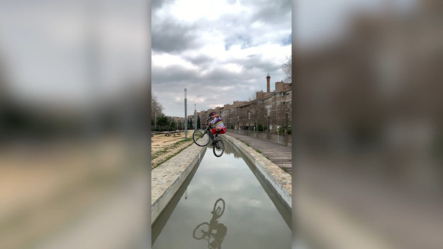 Fachowymi umiejętnościami jazdy, a zasadniczo skakania na rowerze może pochwalić się ten młody mężczyzna. W Barcelonie udało mu się przeskoczyć nad kanałem wodnym, który mierzy aż 3,4m. szerokości. Mężczyzna to Sergi Llongueras, mistrz świata w tej wyjątkowej, rowerowej dyscyplinie. 