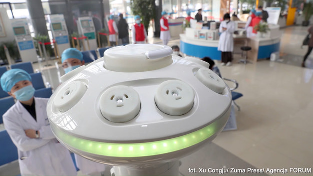 W szpitalu w prefekturze Jiangsu w Chinach powstał inteligentny robot dezynfekujący, który ma za zadanie odkażać ambulatorium w mieście Nantong.  


Robot korzysta z lamp ultrafioletowych i środków dezynfekujących, które poprzez natryskiwanie i inne tryby mają poradzić sobie w każdym środowisku.
