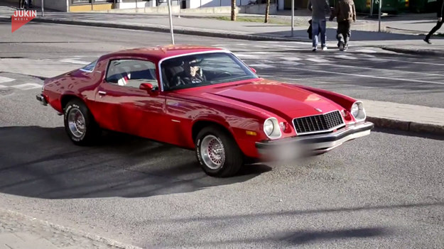 Zobaczcie, jak skończyły się popisy tego kierowcy. Chevrolet Camaro z roku 1975 to naprawdę piękne auto. Dobrze byłoby widzieć je na drogach jeszcze przez długi czas. 