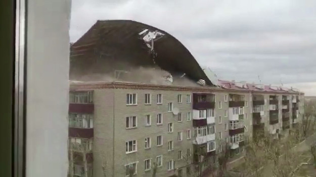 Miasto Kokczetaw w Kazachstanie nawiedził ostatnio silny wiatr. Wiało tak mocno, że z jednego z bloków mieszkalnych zwiało dach. Cała połać odleciała, sprawiając wrażenie, że nie jest ciężką konstrukcją, lecz lekką płachtą materiału. Widok nagrany przez Ingę Bozhenok mrozi krew w żyłach. Na szczęście, nikt nie ucierpiał. 