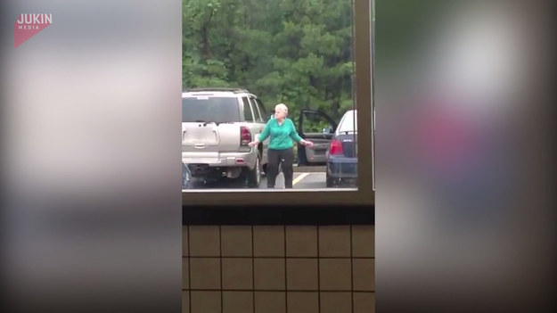 Tańcząca babcia została podejrzana na jednym z amerykańskich parkingów. Zobaczcie tylko, jakie ma ruchy! 