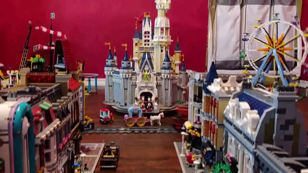 Pewien mieszkaniec Teksasu zdecydowanie jest miłośnikiem klocków Lego. W swoim domu zbudował wierną replikę Disneylandu. Słynny park rozrywki nie mógłby się obyć bez Pałacu Kopciuszka i w tej wersji również go nie brakuje. John Wayne Daugherty, bo tak ma imię twórca, powiedział, że jego prywatny Disneyland to kulminacja ponad 3 lat zbierania i składania Lego. 