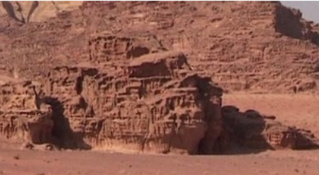 Jordania to prawdziwa oaza spokoju w gorącym regionie Bliskiego Wschodu. Należy do Ziemi Świętej i jest uważana z kolebek cywilizacji. Można tutaj zobaczyć rzymską osadę - Jerash czy tajemniczą, wykutą w skale stolicę Nabatejczyków - Petrę. Do miejsc, które trzeba zobaczyć zaliczają się również Madaba z pięknymi mozaikami, park narodowy Dana, gorące wodospady Wadi Zarka oraz siedemdziesięciokilometrowe wybrzeże Morza Martwego.