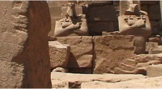Egipt to kraj faraonów, piramid, mumii i innych zagadek archeologicznych. Piramidy w Gizie są ostatnim starożytnym cudem świata, który nadal pobudza wyobraźnię ludzi. Świątynia Hatszepsut wbudowana w skały, Dolina Królów, monumentalny las filarów świątyni w Karnak i liczne zabytki Teb, Memfis czy Luksoru co roku oczarowują tłumy zwiedzających.