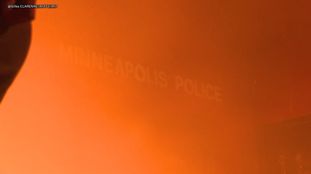 W Minneapolis płonie komisariat policji. W mieście na północy USA trwa trzecia noc rozruchów wywołanych zabójstwem Afroamerykanina dokonanym przez białego policjanta. Każdą nocą zamieszki przybierają na sile.