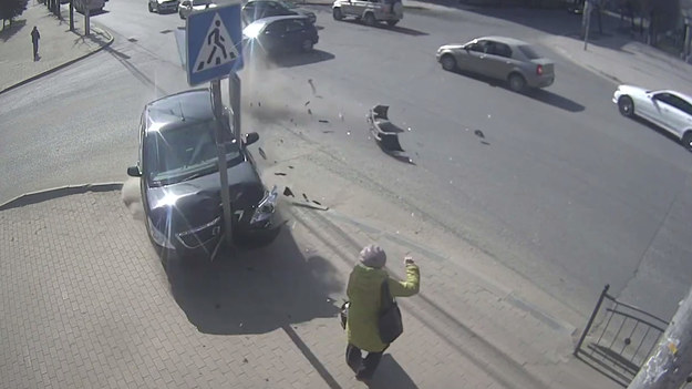 Zobaczcie, do jak groźnej sytuacji doszło ostatnio na jednej z rosyjskich dróg. Po zderzeniu dwóch aut, kobieta stojąca w wydawałoby się bezpiecznej odległości, ledwo uniknęła rozpędzonego samochodu. Na szczęście, tym razem skończyło się tylko na drobnych odrapaniach.
