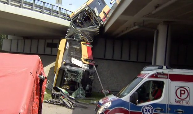 Jedna osoba nie żyje, a około 20 zostało rannych, w tym 6 ciężko w wyniku wypadku autobusu miejskiego w Warszawie. Pojazd przebił barierki i spadł Grota-Roweckiego na Wisłostradę. - To akcja ratunkowa na wielką skalę - mówi Dawid Styś, reporter Polsat News, który jest na miejscu wypadku. (Polsat/Ipla)