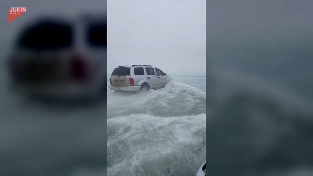 Stojący na brzegu panowie byli zaskoczeni, gdy zobaczyli samochód, jadący po zamarzniętym jeziorze. Samochód zdołał utrzymać się na powierzchni wody, nie tonąc w lodowatych głębinach.