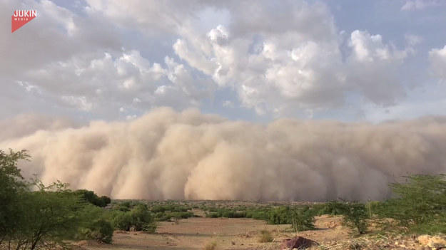 Niezwykłe zjawisko przyrodnicze udało się nagrać w okolicy indyjskiej miejscowości Jaisalmer. W porze monsunowej występują tam burze piaskowe. Zobaczcie tylko, jak spektakularny jest to widok!
