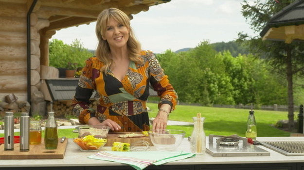 W pierwszym odcinku po przerwie wakacyjnej Ewa Wachowicz - autorka tego popularnego programu kulinarnego – zaprosi widzów do swojej kuchni letniej i drewnianego domu w Zawoi.