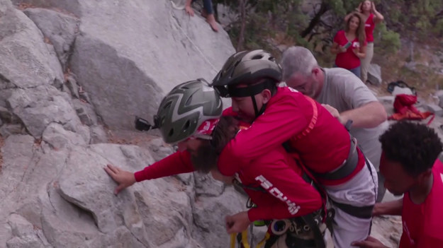 Nie ma to jak grupa przyjaciół! Przekonał się o tym 31-letni Shue Vang, który cierpi na zanik mięśni. Jego marzeniem była wspinaczka na sławny szczyt El Capitan, znajdujący się w dolinie Yosemite w Kalifornii. Coś, co wydawało się niemożliwe udało się dzięki wierze, determinacji i pomocy specjalistycznego sprzętu. Zobaczcie sami!