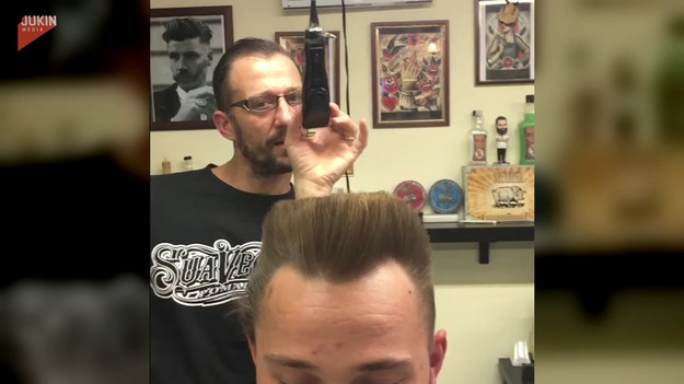 Ten fryzjer postanowił dobrze się bawić podczas strzyżenia włosów swojemu klientowi. Po zawieszeniu maszynki pod sufitem, huśtał nią w przód i w tył niczym wahadłem nad głową klienta.
