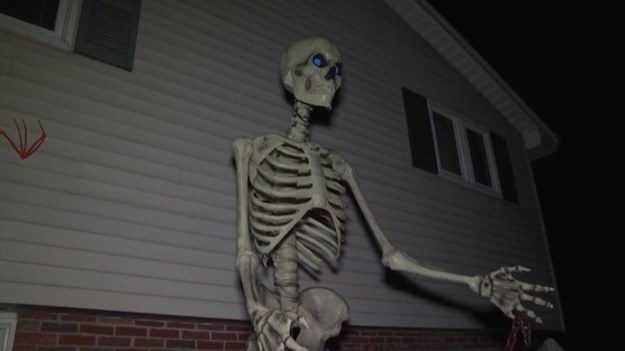 Właściciele domu w Valencia, w stanie Pensylwania, ustawili przed domem 3,5 metrowy szkielet. 