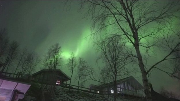 Wieczorem niebo nad północnym regionem Laponii rozświetlił kolorowy pokaz zorzy polarnej. Zieleń ze smugami bieli i fioletu przebijały się przez warstwę chmur nad miejscowością Utsjoki. 