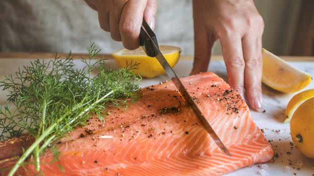 Ryby są dobrym źródłem białka, witamin i mikroelementów. Niezwykle cennym składnikiem rybiego mięsa są nienasycone kwasy tłuszczowe z grupy omega-3. 


Dlaczego warto jeść łososia i inne tłuste ryby morskie?
