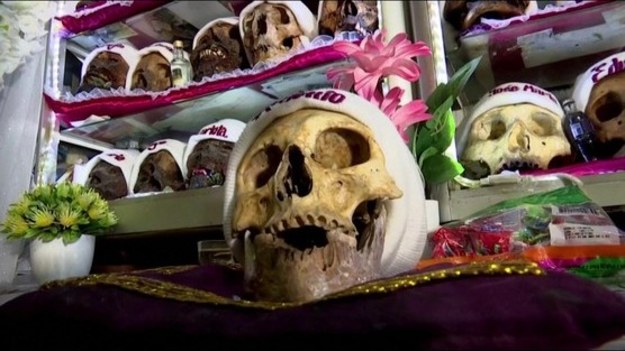 Boliwijczycy wywodzący się z plemienia Aymara czczą czaszki zmarłych, nazywane "Ñatitas". Czaszki są trzymane w domach, ale tydzień po Wszystkich Świętych zanosi się je uroczyście na cmentarz.