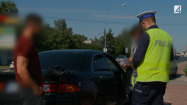 Poszkodowany kolizji nie uniknie problemów - policjanci w towarzystwie kamer programu STOP Drogówka odkrywają, że ten nie posiada przy sobie Prawa Jazdy, a samochód nie ma wykupionej polisy OC.