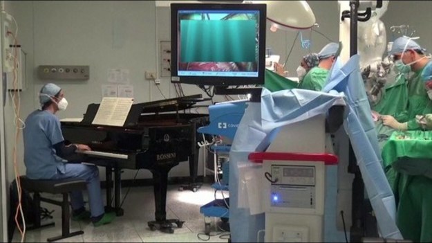 Operacji usuwania guzów z rdzenia kręgowego w szpitalu, we włoskiej Ankonie towarzyszyła muzyka.