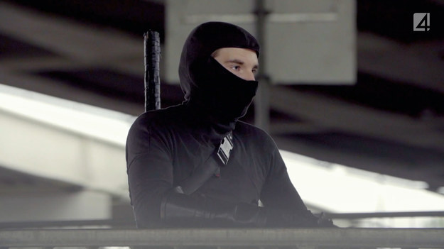 Cezary Roman nazywany jest „grochowskim ninja”.  To postać znana na warszawskiej Pradze i w okolicach. Na co dzień jest sprzedawcą w sklepie, ale popołudniami realizuje swoje niecodzienne hobby. Przeistacza się w superbohatera, który pomaga tym, którzy są w potrzebie... Zobacz fragment 7. odcinka programu. 