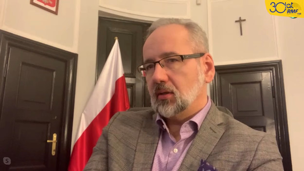 - Jesteśmy w bieżącym kontakcie z producentami, którzy są najbardziej zaawansowani, i obie te firmy deklarują, że będzie dostawa po milion szczepień na nasz rynek - przekonuje minister zdrowia Adam Niedzielski. Według jego słów pierwsze grupy, najbardziej narażone na zakażenie będą szczepione w styczniu. - Reszta stopniowo, tak jak będziemy mieli dostarczane szczepienia - podkreśla Niedzielski.