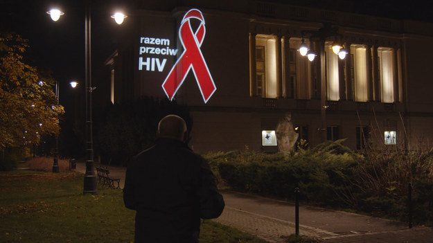 Czerwone kokardy „Razem przeciw HIV” rozświetlą ulice Warszawy
z okazji Światowego Dnia AIDS. 1 grudnia, z okazji Światowego Dnia AIDS, na fasadach budynków stolicy rozbłysną czerwone kokardki z napisem „Razem przeciw HIV”. Będzie to finałowa akcja tegorocznej kampanii edukacyjnej, która objęła 10 polskich miast.  Czerwone kokardki są  symbolem solidarności z osobami żyjącymi z HIV. W tym roku mają szczególne znaczenie, ponieważ w przestrzeni publicznej zagrożenie HIV zostało niejako wyparte przez pandemię COVID-19. Wydaje się, że zapomnieliśmy o jednym wirusie w obawie przed drugim. Niesłusznie! Rok 2019 był w Polsce rekordowy pod względem liczby nowo wykrytych zakażeń HIV. Odnotowano ich – według szacunków Narodowego Instytutu Zdrowia Publicznego PZH - aż 1615. Akcję prowadzą Polska Fundacja Pomocy Humanitarnej „Res Humanae” oraz Gilead Sciences.
