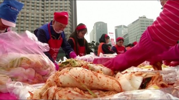 Koreańczycy nie kryją oburzenia, po tym jak Chiny poinformowały, że uzyskały certyfikat ISO na przyrządzanie kimchi. 