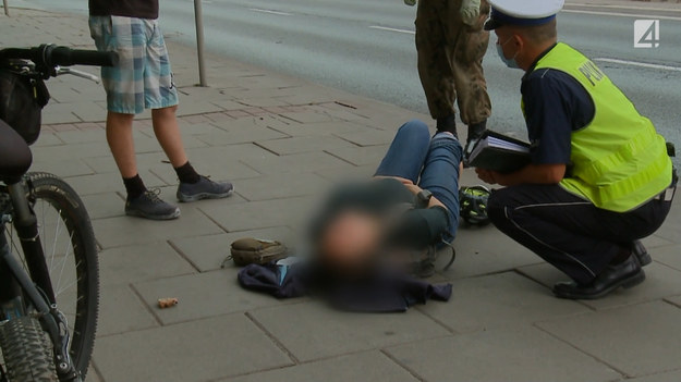 Kobieta, jadąca rowerem, skręcała z ulicy podporządkowanej na jedną z głównych arterii Krakowa. Niestety, nie zahamowała wykonując manewr i zajechała drogę ciężarówce. Chcąc uciec rowerem na chodnik, wywróciła się i złamała rękę. Szczegółowy przebieg zdarzeń ustalą policjanci, a towarzyszyć im będą operatorzy programu STOP Drogówka.