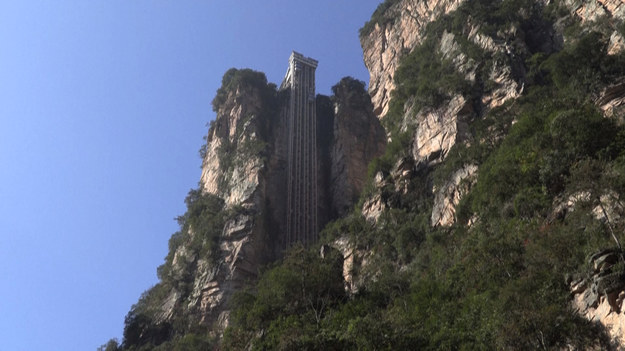 Widoki jak ze słynnego filmu „Avatar”. Takie atrakcje zapewnia ponad 300 metrowa winda, którą można przejechać się w chińskim parku narodowym Zhangjiajie. To najwyższa, działająca na otwartym powietrzu winda na świecie.
