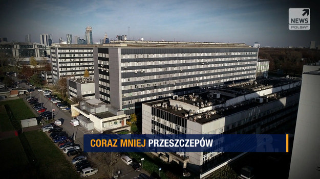 Duża część oddziałów szpitalnych musi walczyć z pandemią. Mniejsza ilość dostępnych w nich łóżek to problem dla ludzi dotkniętych innymi chorobami. Wśród nich są czekający na przeszczep. Jak wygląda sytuacja tych osób?Zobacz program "Raport" na antenie Polsat News, o godzinie 20:50.