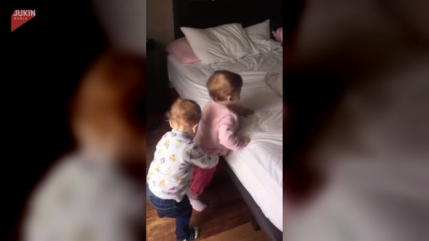 To się nazywa dobra współpraca! Zobaczcie, jak rodzeństwo maluchów pomaga sobie we wspinaczce na łóżko. Gdy jeden szkrab przymierza się do zdobycia szczytu, drugi wypycha go wszystkimi siłami. Urocze