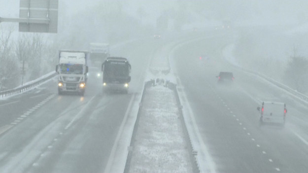 Cała Europa mierzy się z dużymi opadami śniegu. Również kierowcy we wschodniej Frncji muszą zachować szczególną ostrożność na drogach.
