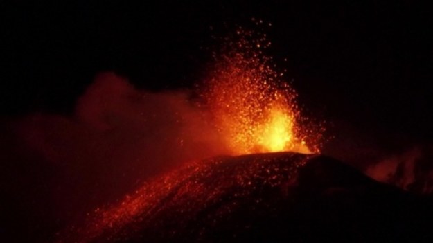 Spektakularna erupcja z Etny rozświetliła nocne niebo nad Sycylią. Etna jest najwyższym - 3330 m n.p.m. - i największym europejskim stożkiem wulkanicznym.