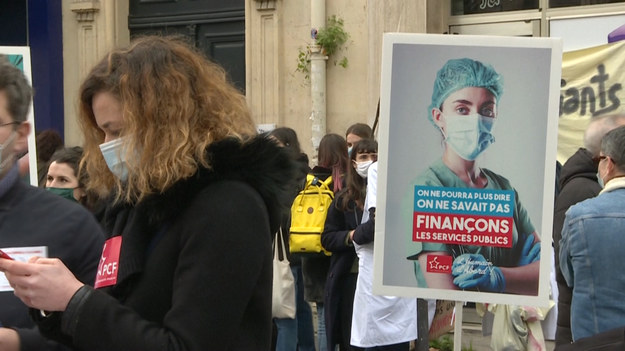 Kilkudziesięciu pracowników służby zdrowia zbiera się przed francuskim ministerstwem zdrowia w Paryżu. Domagają się podwyżki wynagrodzeń uzgodnionej przez rząd w 2020 roku.