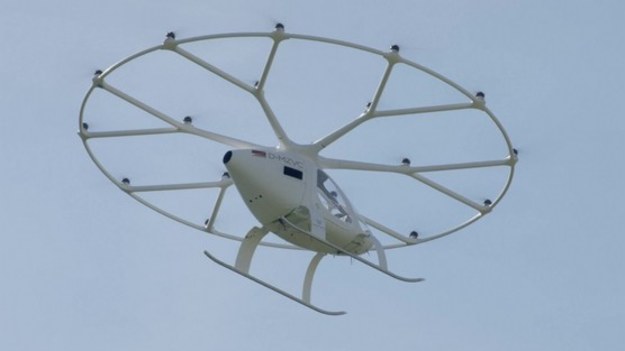 W ciągu kilku miesięcy w Wielkiej Brytanii może ruszyć port lotniczy dla dronów dostawczych i taksówek powietrznych. Wyścig o klientów już trwa. W Europie i w USA są już firmy, które czekają na certyfikację dronów pasażerskich w roku 2023.
