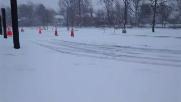 Amerykański stan Maryland nawiedziły silne opady śniegu. W niedzielę opady przykryły m.in. miasto Baltimore. Władze miasta ostrzegają przed niebezpiecznymi warunkami na drogach.
