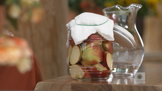 W 400. odcinku programu "Ewa Gotuje" prowadząca demonstruje, w jaki sposób można przyrządzić domowej roboty ocet jabłkowy. 

Jabłka dokładnie umyć i osuszyć. Pokroić na ćwiartki i ułożyć w słoiku. Jeśli mamy obierki z innych jabłek, można je dorzucić. Zalać posłodzoną, przegotowaną i wystudzoną wodą. Docisnąć talerzykiem i kamyczkiem, przykryć gazą, przymocować gumką lub sznurkiem i odstawić na co najmniej miesiąc.

Składniki:

•	1 kg - jabłek
•	3 łyżki cukru na 1 l wody