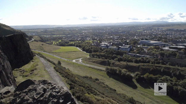 Edynburg otoczony jest wzniesieniami. Jednym z tych najbardziej znanych jest Góra Artura, z której możemy obejrzeć niesamowitą panoramę na stolicę Szkocji.

Zobacz fragment programu "Polacy za granicą" emitowanego na antenie Polsat Play.