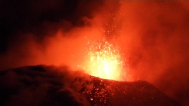 Etna nie daje o sobie zapomnieć, co ciekawe - zwłaszcza nocą. Wulkan przebudził się 13 grudnia 2020 r. i co kilka dni huczy, wstrząsa i strzela ognistą lawą.