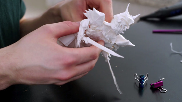 Czy można składać pojedynczy arkusz papieru przez 50 godzin? Dlaczego nie! Pewien młody Fin udowadnia, że wystarczy śmiały projekt i odpowiednia ilość czasu, żeby zadziwić świat papierową sztuką. Dwudziestotrzyletni Juho Könkkölä jest specjalistą w składaniu origami. Niedawno przygotował wyjątkowe, sięgające w samo serce japońskiej kultury dzieło. Bez jakiegokolwiek cięcia uformował postać samuraja. Wojownikowi nie zabrakło kompletnej zbroi, ani zestawu mieczy. Całość wygląda imponująco!