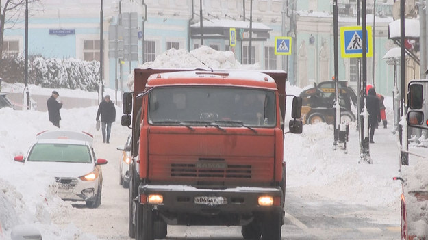 Urzędnicy miejscy w Moskwie postanowili oczyścić ulice po rekordowej burzy śnieżnej, która nawiedziła miasto w piątek, paraliżując stolicę Rosji.