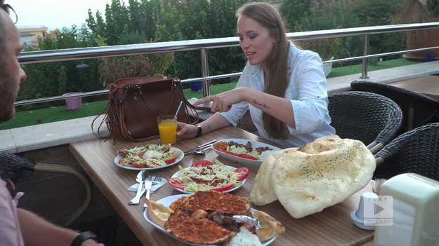 Na początek zagadka: ile meczetów znajduje się w Stambule? Odpowiedź w programie.
Laura mieszka w Turcji od 2,5 roku. Pracuje w spedycji polsko-tureckiej. Razem z prowadzącym program Tomkiem Florkiewiczem poszli do tureckiej restauracji. Zjedli mieszankę kebabów. Laura wyjaśniła zdumionemu Tomkowi, że kebab to raczej sposób przygotowania mięsa, a nie tylko mięso zawinięte w bułkę, jakie znamy z polskich realiów. Można go podać w wielu formach i na przeróżne sposoby. .  Fragment programu "Polacy za granicą" emitowanego na antenie Polsat Play.
