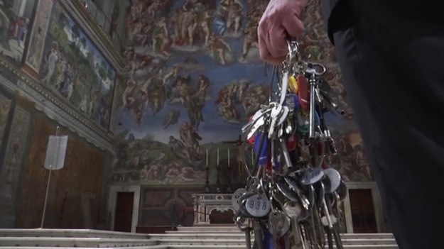 Gianni Crea codziennie przemierza korytarzami ponad siedem kilometrów, by otworzyć dla zwiedzających sale Muzeów Watykańskich.