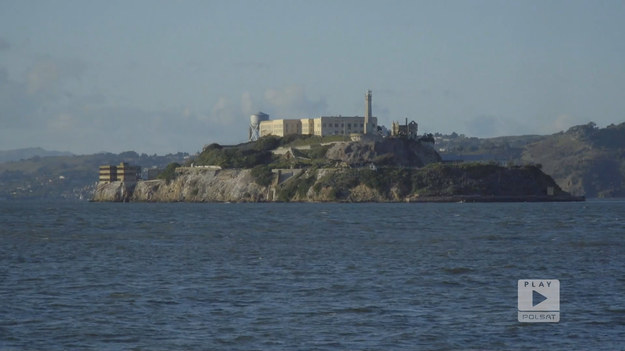 Więzienie Alcatraz oddano do użytku w 1912 roku. Z racji położenia na wyspie, miało ono stanowić obiekt z którego nie da się uciec.  Oczywiście były takie próby podejmowane. Dzisiaj jest to jedna z atrakcji w San Francisco. Niestety cena biletu jest dość wygórowana.Fragment programu "Polacy za granicą",  emitowanego na antenie Polsat Play.